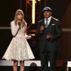 Taylor Swift et LL Cool J annoncent les nomination de la 55e cérémonie des Grammy Awards, à Nashville, le 5 décembre 2012.
