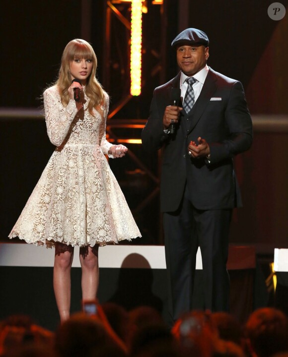 Taylor Swift et LL Cool J annoncent les nomination de la 55e cérémonie des Grammy Awards, à Nashville, le 5 décembre 2012.