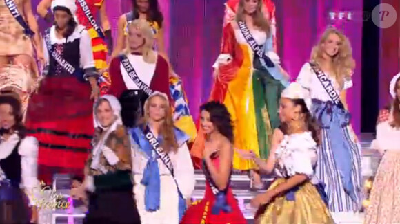 Les Miss aux couleurs de leurs régions lors de la cérémonie de Miss France 2013 à Limoges le 8 décembre 2012