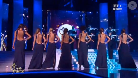 Les candidates de Miss France, sublimes de dos, lors de la cérémonie de Miss France 2013 à Limoges le 8 décembre 2012