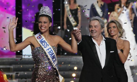 Miss Bourgogne, sacrée Miss France 2013, avec Alain Delon le samedi 8 décembre à Limoges