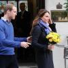 Kate Middleton et le prince William quittent l'hopital à Londres le 6 décembre 2012. Kate a été hospitalisée trois jours à l'hôpital King Edward VII pour de fortes nausées.