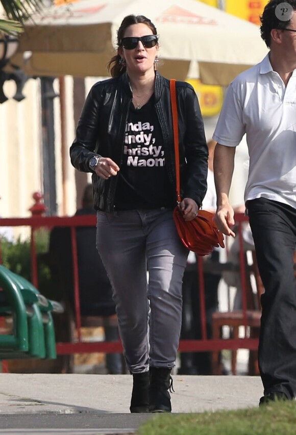 Exclusif - Drew Barrymore se promène sur Sunset Boulevard à Los Angeles, le 9 décembre 2012.