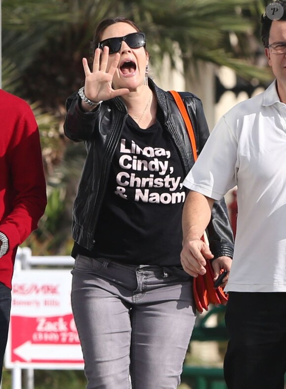 Exclusif - Drew Barrymore habillée d'une veste en cuir et d'un t-shirt floqué des prénoms des top models Linda Evangelista, Cindy Crawford, Christy Turlington et Naomi Cambell, profite d'une belle journée à Los Angeles. Le 9 décembre 2012.