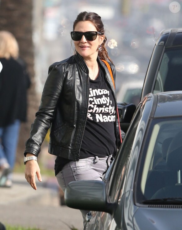 Exclusif - Drew Barrymore, souriante sous le soleil de Los Angeles. Le 9 décembre 2012.