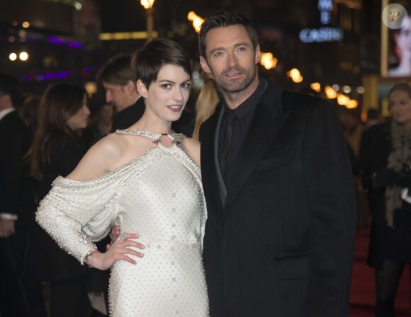 Anne Hathaway et Hugh Jackman posent glamour à l'avant-première du film Les Misérables à Londres, le 5 décembre 2012.