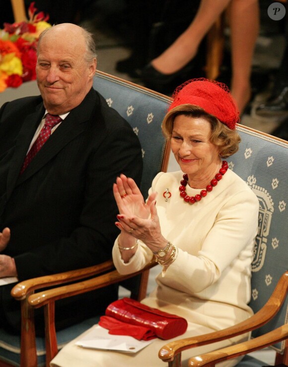 Le roi Harald V de Norvège et la reine Sonja. L'Union européenne s'est vu décerner le 10 décembre 2012 à l'Hôtel de Ville d'Oslo le prix Nobel de la Paix, en présence de la famille royale de Norvège, d'une vingtaine de dirigeants européens et de l'acteur Gerard Butler en charmante compagnie.