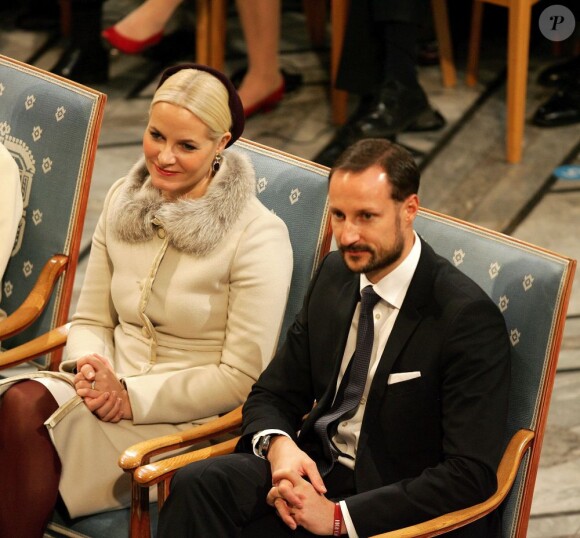 Le prince héritier Haakon de Norvège et la princesse Mette-Marit. L'Union européenne s'est vu décerner le 10 décembre 2012 à l'Hôtel de Ville d'Oslo le prix Nobel de la Paix, en présence de la famille royale de Norvège, d'une vingtaine de dirigeants européens et de l'acteur Gerard Butler en charmante compagnie.