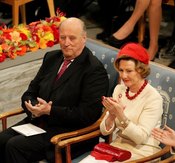 Le roi Harald V de Norvège et la reine Sonja. L'Union européenne s'est vu décerner le 10 décembre 2012 à l'Hôtel de Ville d'Oslo le prix Nobel de la Paix, en présence de la famille royale de Norvège, d'une vingtaine de dirigeants européens et de l'acteur Gerard Butler en charmante compagnie.