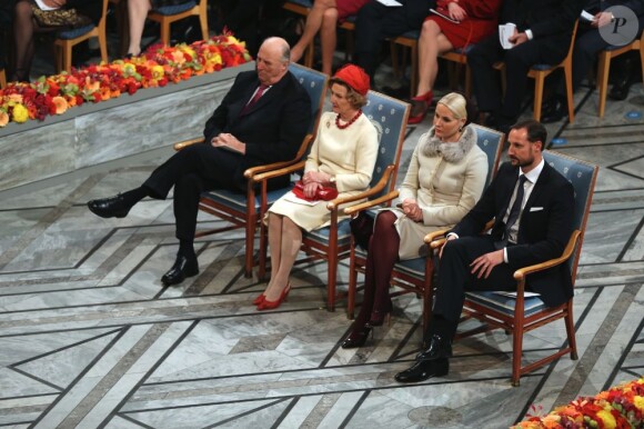 La famille royale de Norvège. L'Union européenne s'est vu décerner le 10 décembre 2012 à l'Hôtel de Ville d'Oslo le prix Nobel de la Paix, en présence de la famille royale de Norvège, d'une vingtaine de dirigeants européens et de l'acteur Gerard Butler en charmante compagnie.