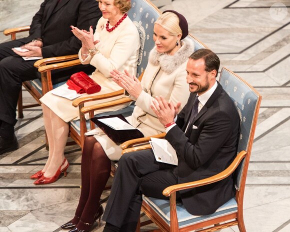 La famille royale de Norvège. L'Union européenne s'est vu décerner le 10 décembre 2012 à l'Hôtel de Ville d'Oslo le prix Nobel de la Paix, en présence de la famille royale de Norvège, d'une vingtaine de dirigeants européens et de l'acteur Gerard Butler en charmante compagnie.