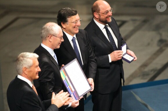 L'Union européenne, représentée par le président du Conseil européen Herman Van Rompuy, le président de la Commission européenne José Manuel Barroso et le président du Parlement européen Martin Schulz, s'est vu décerner le 10 décembre 2012 à l'Hôtel de Ville d'Oslo le prix Nobel de la Paix, en présence de la famille royale de Norvège, d'une vingtaine de dirigeants européens et de l'acteur Gerard Butler en charmante compagnie.