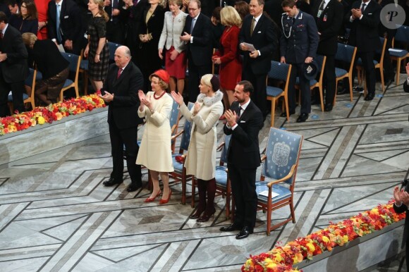 La famille royale de Norvège. L'Union européenne s'est vu décerner le 10 décembre 2012 à l'Hôtel de Ville d'Oslo le prix Nobel de la Paix, en présence de la famille royale de Norvège, d'une vingtaine de dirigeants européens et de l'acteur Gerard Butler en charmante compagnie.