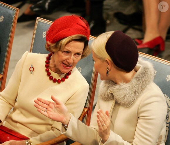 La reine Sonja et la princesse Mette-Marit en grande discussion. L'Union européenne s'est vu décerner le 10 décembre 2012 à l'Hôtel de Ville d'Oslo le prix Nobel de la Paix, en présence de la famille royale de Norvège, d'une vingtaine de dirigeants européens et de l'acteur Gerard Butler en charmante compagnie.