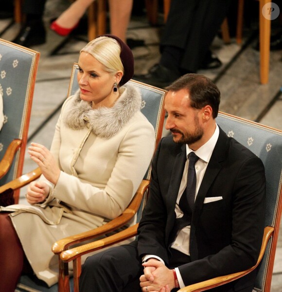 Le prince héritier Haakon de Norvège et la princesse Mette-Marit. L'Union européenne s'est vu décerner le 10 décembre 2012 à l'Hôtel de Ville d'Oslo le prix Nobel de la Paix, en présence de la famille royale de Norvège, d'une vingtaine de dirigeants européens et de l'acteur Gerard Butler en charmante compagnie.