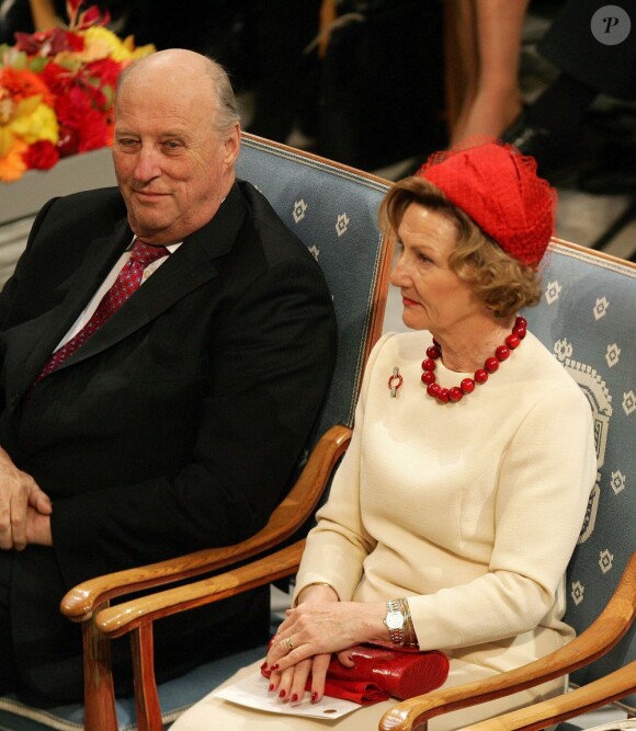 Le roi Harald V de Norvège et la reine Sonja. L'Union européenne s'est vu décerner le 10 décembre 2012 à l'Hôtel de Ville d'Oslo le prix Nobel de la Paix, en présence de la famille royale de Norvège, d'une vingtaine de dirigeants européens et de l'acteur Gerard Butler en charmante compagnie.