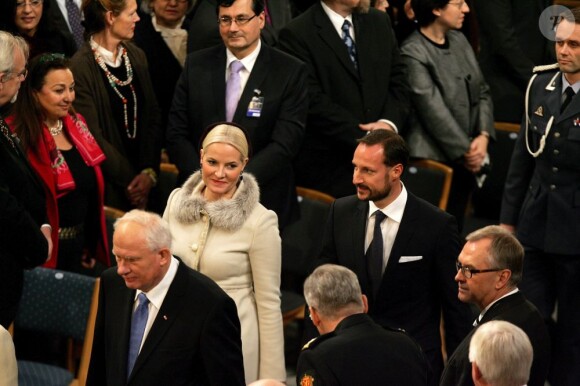 Le prince héritier Haakon de Norvège et la princesse Mette-Marit. L'Union européenne s'est vu décerner le 10 décembre 2012 à l'Hôtel de Ville d'Oslo le prix Nobel de la Paix, en présence de la famille royale de Norvège, d'une vingtaine de dirigeants européens et de l'acteur Gerard Butler en charmante compagnie.