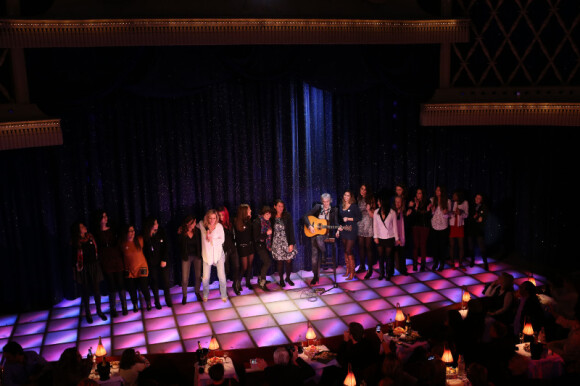 Les artistes sur scène lors d'un spectacle avec Michèle Bernier au profit de l'association 'Meghanora' au théâtre la nouvelle Eve à Paris le 10 Decembre 2012.