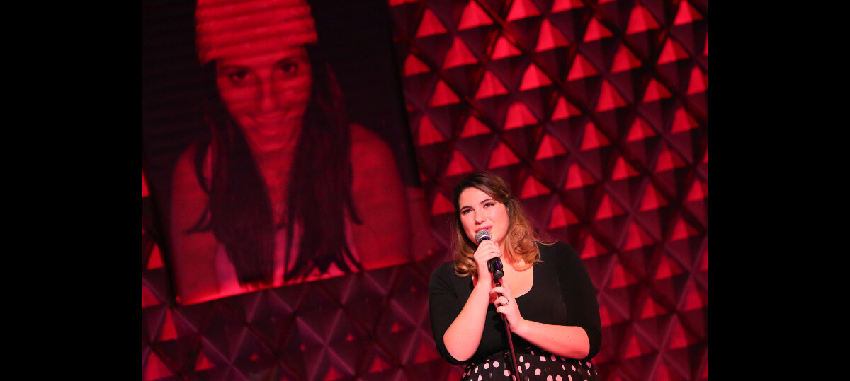 Photo : Charlotte Gaccio lors d'un spectacle avec Michèle Bernier au