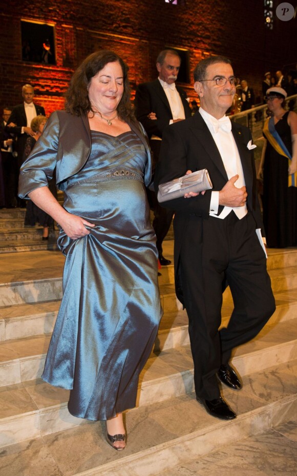 Serge Haroche et Lynn Lefkowitz lors du dîner de gala donné à l'Hôtel de Ville de Stockholm en l'honneur des lauréats des prix Nobel, le 10 décembre 2012.
