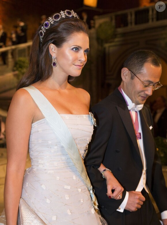 La princesse Madeleine de Suède avec Shinya Yamanaka, prix Nobel de médecine, lors du dîner de gala en l'honneur des lauréats des prix Nobel, le 10 décembre 2012 à l'Hôtel de Ville de Stockholm.