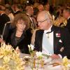 Le roi Carl XVI Gustav et Claudine Haroche au cours du dîner de gala donné à l'Hôtel de Ville de Stockholm en l'honneur des lauréats des prix Nobel, le 10 décembre 2012.