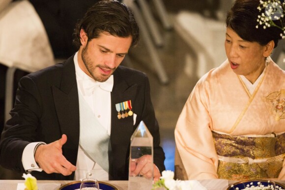 Le prince Carl Philip de Suède et Chika Yamanaka lors du dîner de gala donné à l'Hôtel de Ville de Stockholm en l'honneur des lauréats des prix Nobel, le 10 décembre 2012.