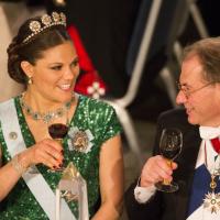 Victoria de Suède et les royaux éblouissants pour trinquer aux Nobel 2012