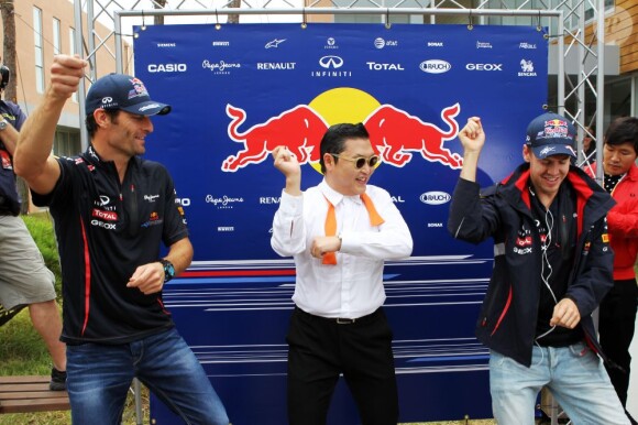 PSY entouré des pilotes Mark Webber et Sebastian Vettel en marge du Granx Prix de Corée du Sud, le 14 octobre 2012.