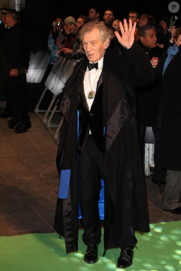 Sir Ian McKellen arrive à l'avant-première royale du Hobbit : Un voyage inattendu à Leicester Square, Londres, le 12 décembre 2012.
