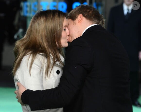 Un couple s'embrasse sur le tapis rouge de l'avant-première royale du Hobbit : Un voyage inattendu à Leicester Square, Londres, le 12 décembre 2012.