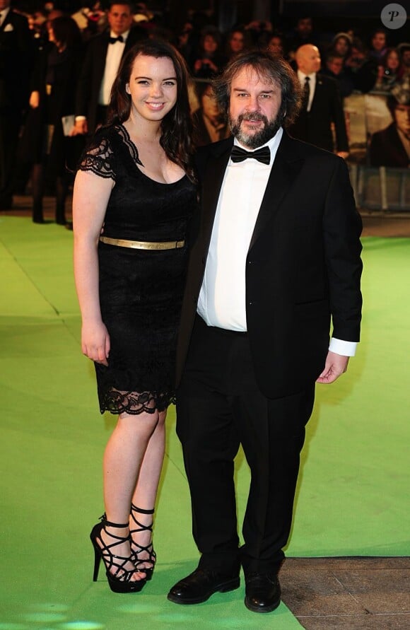 Peter Jackson et sa fille Katie posent à l'avant-première royale du Hobbit : Un voyage inattendu à Leicester Square, Londres, le 12 décembre 2012.