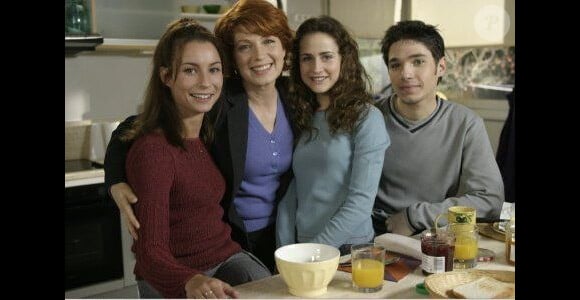Julie Lescaut (Véronique Genest) et sa petite famille avec Babou (Joséphine Serre) et Sarah (Jennifer Lauret)