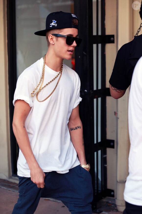 Justin Bieber fait du shopping à Miami, le 10 décembre 2012.