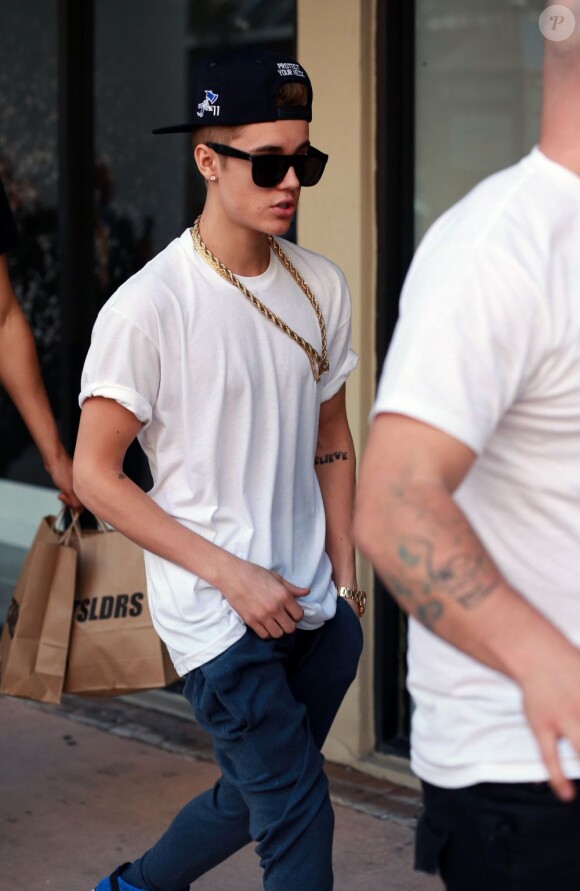 Justin Bieber fait du shopping à Miami, le 10 décembre 2012.