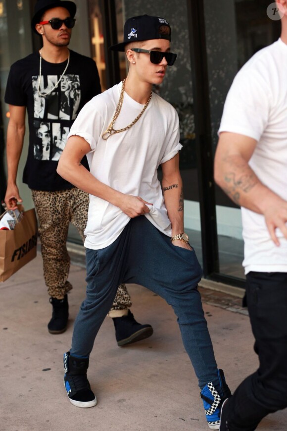 Justin Bieber fait du shopping à Miami, le 10 décembre 2012.
