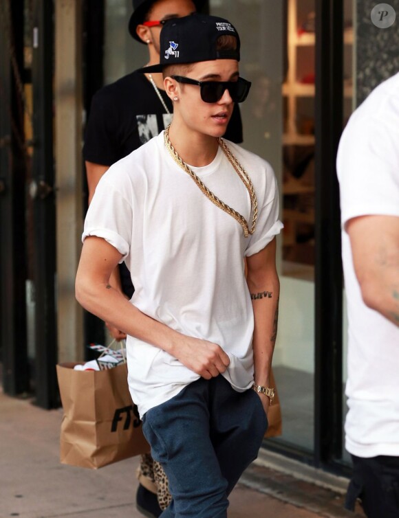 Justin Bieber fait du shopping à Miami, le 10 décembre 2012.