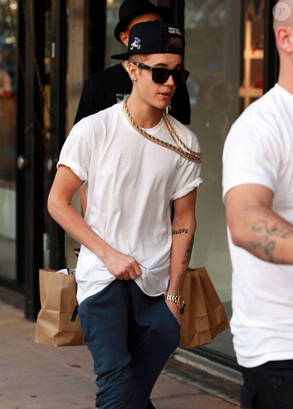 Justin Bieber fait du shopping à Miami, le 10 décembre 2012.