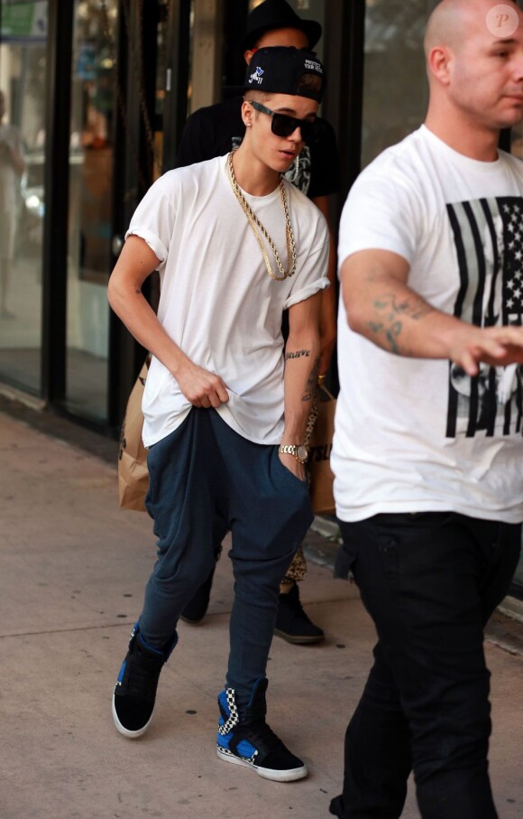 Justin Bieber fait du shopping à Miami, le 10 décembre 2012.