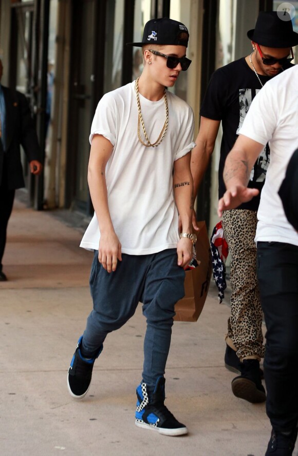Justin Bieber fait du shopping à Miami, le 10 décembre 2012.