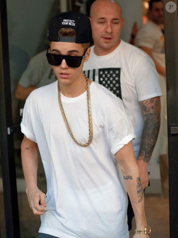 Justin Bieber fait du shopping à Miami, le 10 décembre 2012.