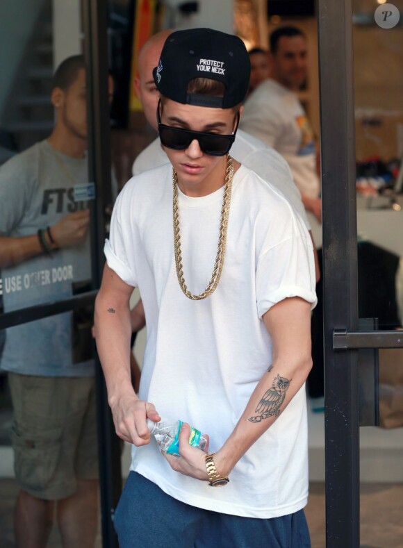 Justin Bieber fait du shopping à Miami, le 10 décembre 2012.