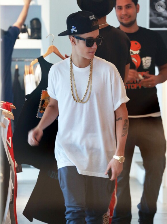 Justin Bieber fait du shopping à Miami, le 10 décembre 2012.