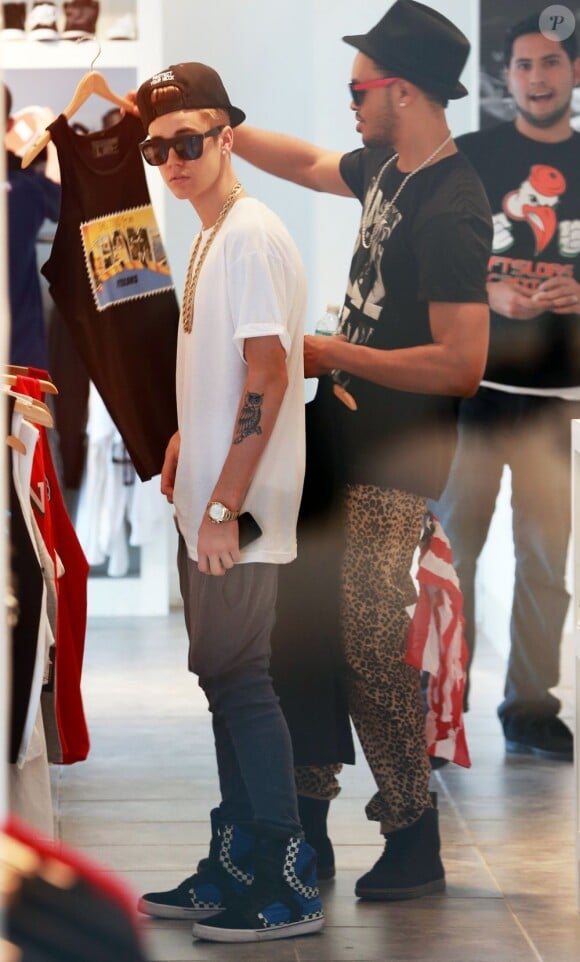 Justin Bieber fait du shopping à Miami, le 10 décembre 2012.