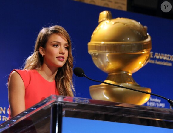 Jessica Alba pendant l'annonce les nominations aux Golden Globes 2013 au Beverly Hilton Hotel de Beverly Hills, le 13 décembre 2012.