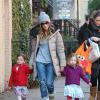 Sarah Jessica Parker tente de faire profil bas avec ses filles sur le chemin de retour de l'école à New York le 13 décembre 2012