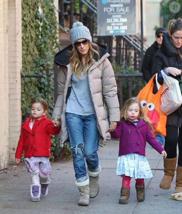 Sarah Jessica Parker tente de faire profil bas avec ses filles sur le chemin de retour de l'école à New York le 13 décembre 2012