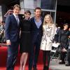Hugh Jackman lors de la remise son l'étoile sur le Walk of Fame à Hollywood le 13 décembre 2012 : il pose avec ses partenaires des Misérables, Anne Hathaway, Amanda Seyfried et Tom Hooper, le réalisateur