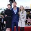 Hugh Jackman lors de la remise de son étoile sur le Walk of Fame à Hollywood le 13 décembre 2012 : Il pose avec ses partenaires des Misérables, Anne Hathaway et Amanda Seyfried