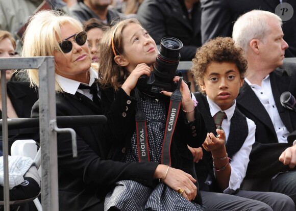 Deborra-Lee Furness avec ses enfants lors de la remise de l'étoile de son mari Hugh Jackman sur le Walk of Fame à Hollywood le 13 décembre 2012